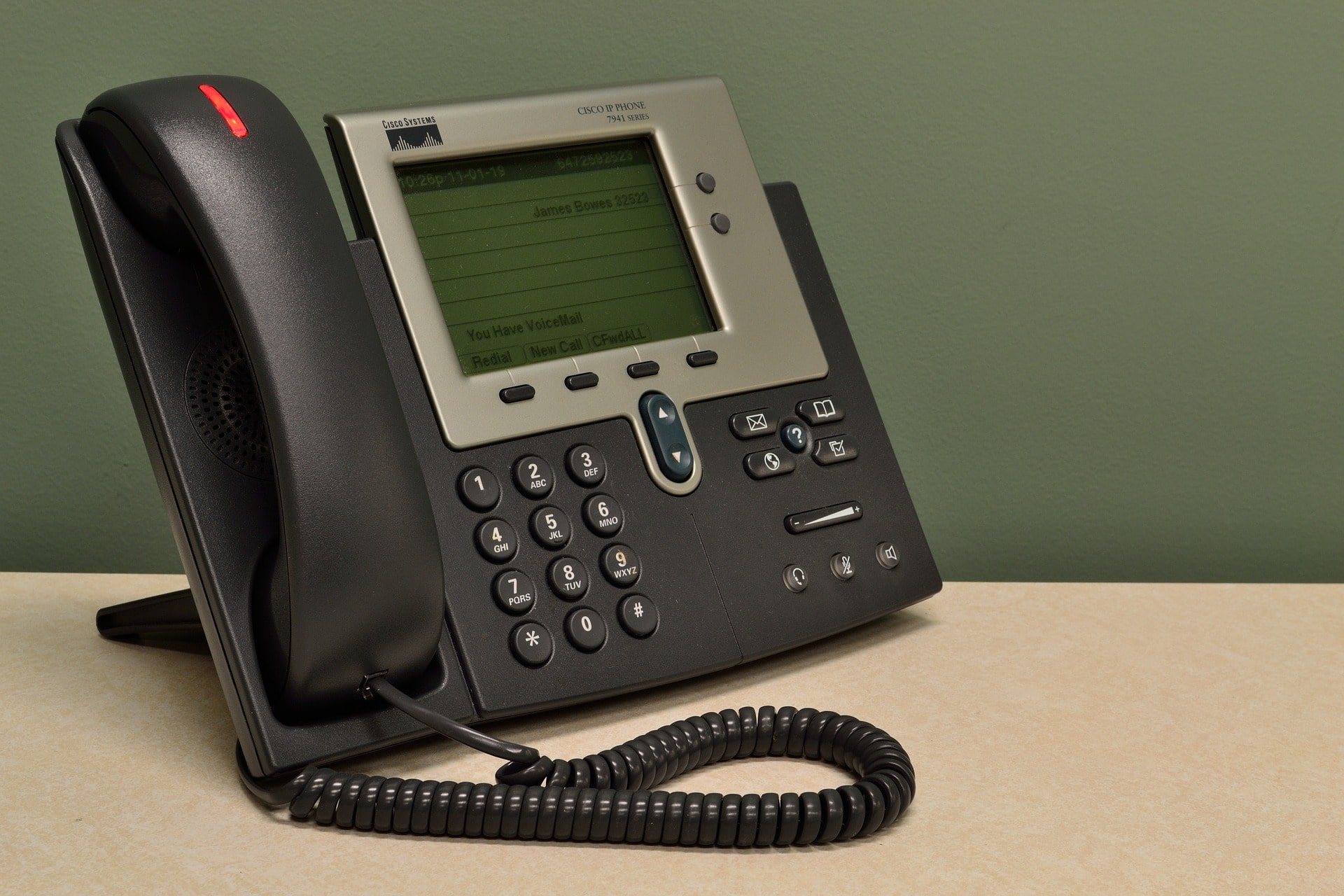centralita-telefonica centralita telefonica negra con un telefono a la izquierda